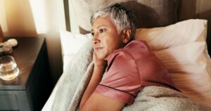 Maladie à Corps de Lewy pourquoi les hallucinations et les crises nocturnes imposent-elles un cadre sécurisé en EHPAD 